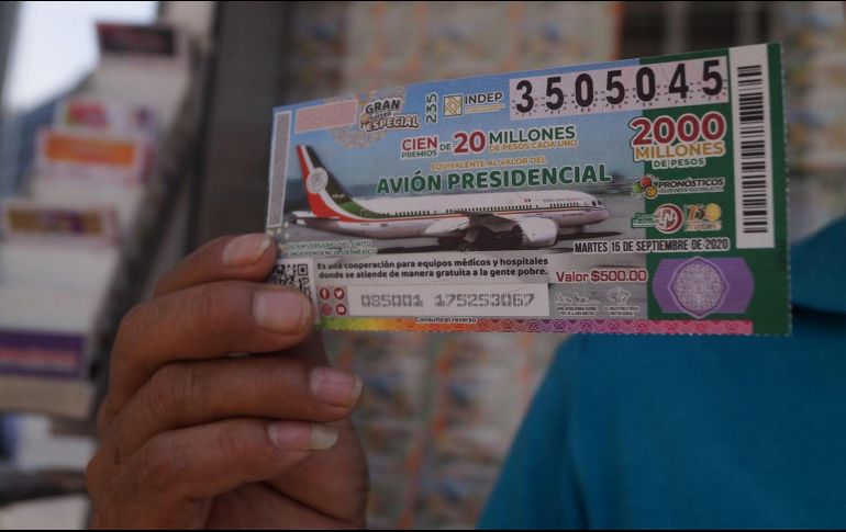 El Mandatario señala que será histórico tener ese boleto cachito de Lotería, que cuesta 500 pesos cada uno, porque es colaborar y contribuir a mejorar el sistema de salud público. NTX / R. Solís