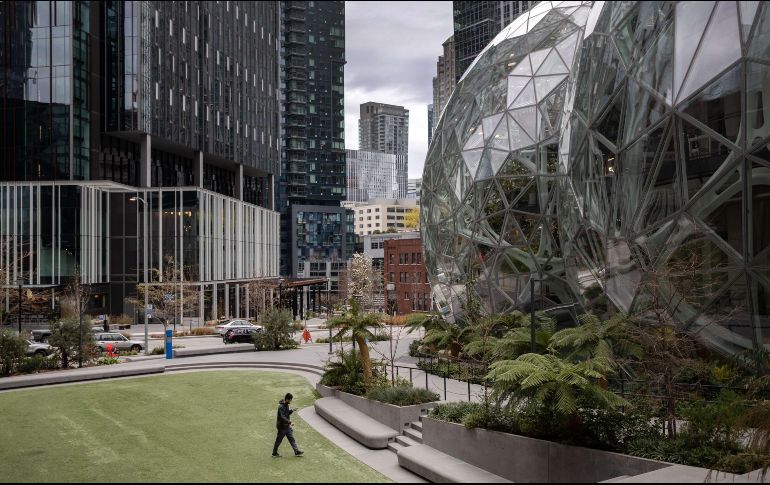 El brote de coronavirus ha dejado casi vacías las calles usualmente concurridas en el centro de Seattle, en Washington, luego que Amazon y otras compañías les dijeron a sus empleados que trabajen desde sus casas. AFP/ARCHIVO