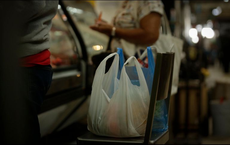 Además de Jalisco en la Ciudad de México también se aprobaron restricciones al uso de las bolsas de plástico. EL INFORMADOR / F. Atilano