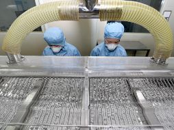 Las fábricas que están reabriendo producen baterías, medicamentos, partes para aparatos de telecomunicaciones y licores chinos. EFE/ARCHIVO