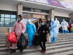 Un grupo de pacientes tras ser dados de alta de covid-19, ayer en un centro hospitalario temporal en Wuhan. EFE/EPA/YFC