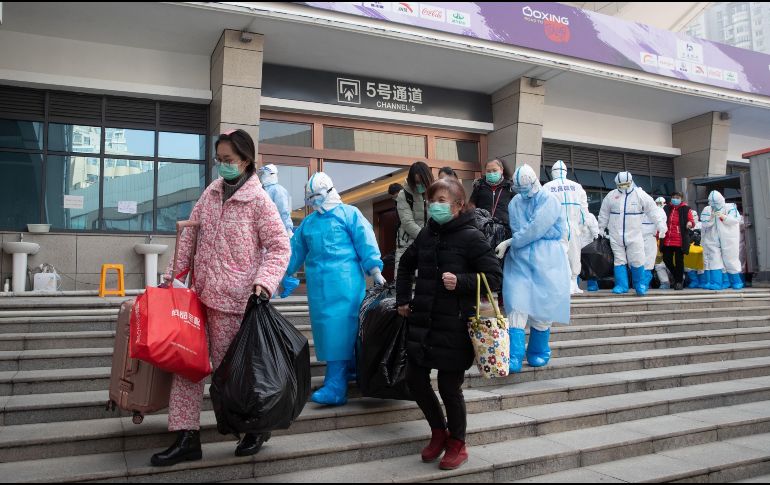 Un grupo de pacientes tras ser dados de alta de covid-19, ayer en un centro hospitalario temporal en Wuhan. EFE/EPA/YFC