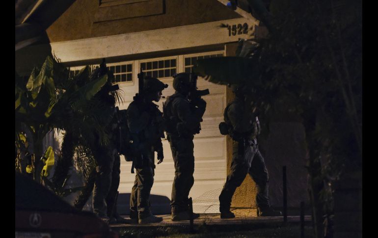 Policías realizan redadas la madrugada de este miércoles en varias viviendas de Diamond Bar, California. AP/R. Voguel