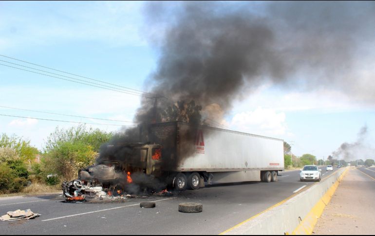 Civiles armados y encapuchados bloquearon al menos 11 puntos carreteros de la zona Laja-Bajío en Guanajuato. EFE / ARCHIVO