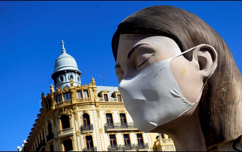 Una figura gigante elaborada para las fiestas de las Fallas se ve hoy en Valencia. Las Fallas, programadas del 15 al 19 de marzo próximos, fueron aplazadas debido al coronavirus. AFP/J. Jordan
