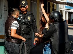 Policías presencian ataque a jovén en vía pública y le llaman la atención por mal comportamiento. EFE / ARCHIVO