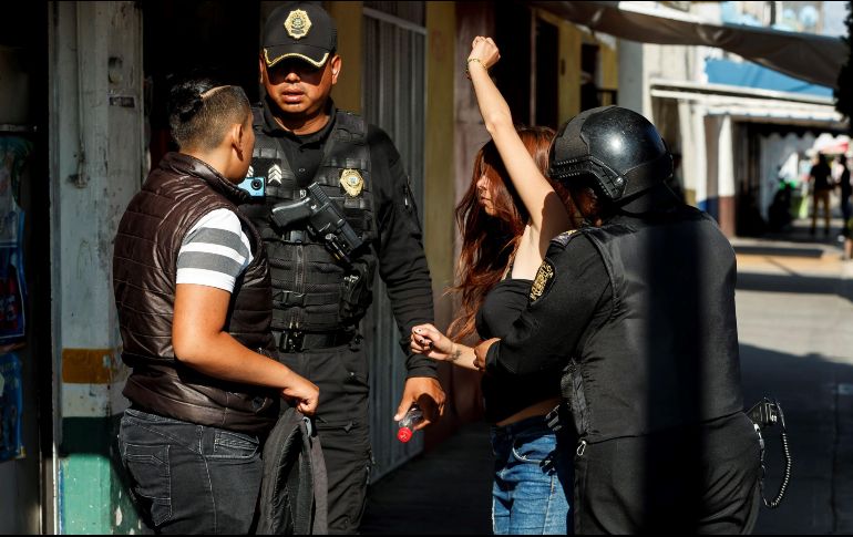 Policías presencian ataque a jovén en vía pública y le llaman la atención por mal comportamiento. EFE / ARCHIVO