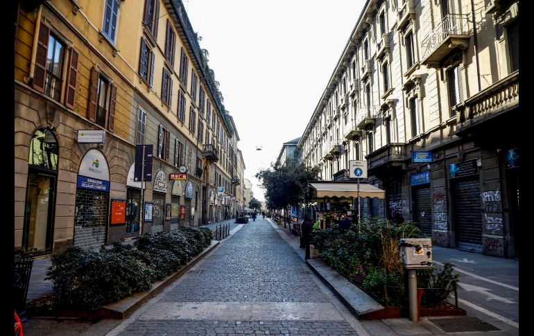 Las calles y zonas comerciales ya lucen desiertas en Milán. EFE/M. Balti Touati
