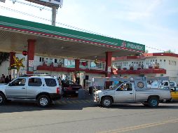 Desde temprano, se apreciaban largas filas debido a que los automovilistas quisieron aprovechar los precios bajos. EL INFORMADOR/ARCHIVO