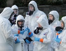 Trabajadores en atuendos protectores especiales se preparan para entrar a limpiar las instalaciones de un asilo de ancianos en Kirkland, Estados Unidos, donde se registró un brote de coronavirus. AP/T. Warren