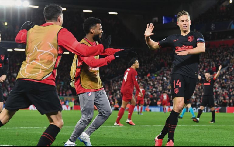EUFORIA. Marcos Llorente (derecha) festeja su segundo tanto en la cancha de Anfield, donde se convirtió en el héroe.  AFP