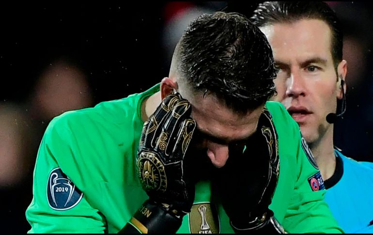 VILLANO. El arquero del Liverpool no pudo con la responsabilidad de suplir al brasileño Alisson. AFP