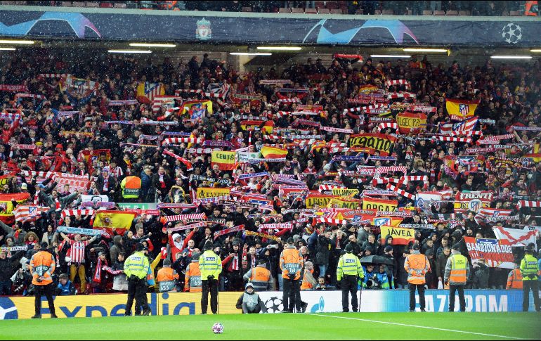 APOYO. La afición colchonera se hizo presente en Anfield. EFE