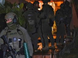 Agentes de la DEA inspeccionan una casa en Diamond Bar, California. Ayer, 250 personas relacionadas con el CNG fueron aprehendidas. AP/R. Vogel