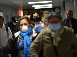 En los aeropuertos internaciones que reciben viajes de China o de los 10 países de transmisión activa del Covid-19 se intensificará el tamisaje a través del monitoreo de temperatura y síntomas en los pasajeros. AFP / M. Recinos