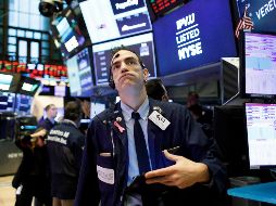 Minutos después de la apertura en la Bolsa de Nueva York, el S&P 500 cayó un 7% y activó un mecanismo de protección contra la volatilidad, por lo que se suspendieron las termporalmente operaciones. EFE/J. Lane
