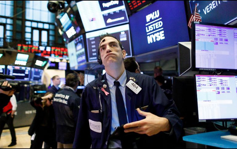 Minutos después de la apertura en la Bolsa de Nueva York, el S&P 500 cayó un 7% y activó un mecanismo de protección contra la volatilidad, por lo que se suspendieron las termporalmente operaciones. EFE/J. Lane