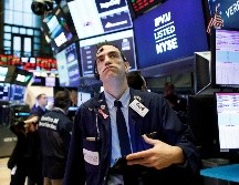 Minutos después de la apertura en la Bolsa de Nueva York, el S&P 500 cayó un 7% y activó un mecanismo de protección contra la volatilidad, por lo que se suspendieron las termporalmente operaciones. EFE/J. Lane