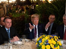 Jair Bolsonaro y Donald Trump estuvieron en una cena el pasado 7 de marzo en la residencia del presidente estadounidense de Mar-a-Lago, en Palm Beach, Florida. AFP/ARCHIVO
