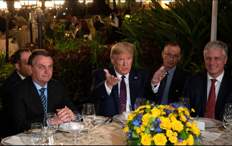 Jair Bolsonaro y Donald Trump estuvieron en una cena el pasado 7 de marzo en la residencia del presidente estadounidense de Mar-a-Lago, en Palm Beach, Florida. AFP/ARCHIVO