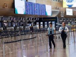 Trabajadoras en el aeropuerto de Estocolmo, en Suecia. La restricción de vuelos de Europa a Estados Unidos agravará la situación de las aerolíneas por el efecto del coronavirus.  EFE/F. Sandberg