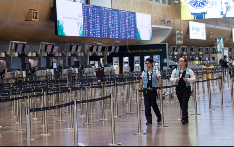 Trabajadoras en el aeropuerto de Estocolmo, en Suecia. La restricción de vuelos de Europa a Estados Unidos agravará la situación de las aerolíneas por el efecto del coronavirus.  EFE/F. Sandberg