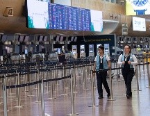 Trabajadoras en el aeropuerto de Estocolmo, en Suecia. La restricción de vuelos de Europa a Estados Unidos agravará la situación de las aerolíneas por el efecto del coronavirus.  EFE/F. Sandberg