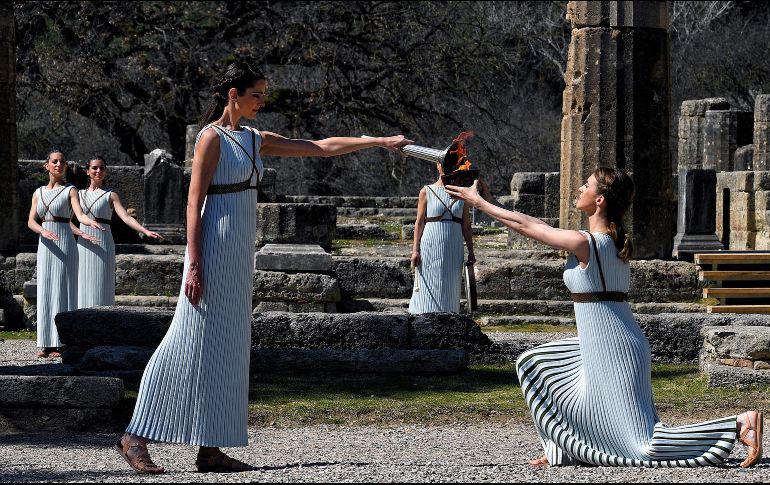 La actriz griega Xanthi Yeoryíu entregó la antorcha a la primera portadora, la tiradora olímpica helena Anna Korakaki. EFE / V. Psomas