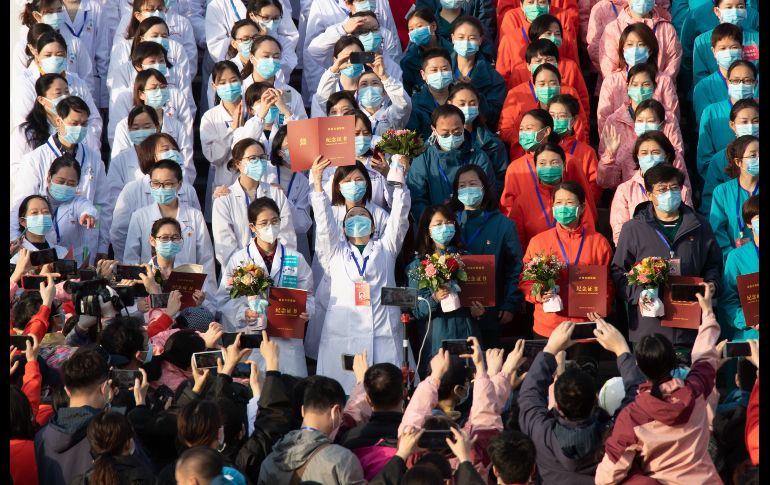 Médicos celebran el alta de todos sus pacientes del hospital temporal Wuchang Fangcang el martes. EFE/ARCHIVO