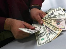 El peso se apreció respecto a la moneda estadounidense un 0.64 % frente al mínimo registrado en el cierre de la jornada. NTX/ARCHIVO