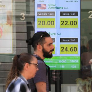 El peso cierra cerca de mínimo histórico frente al dólar