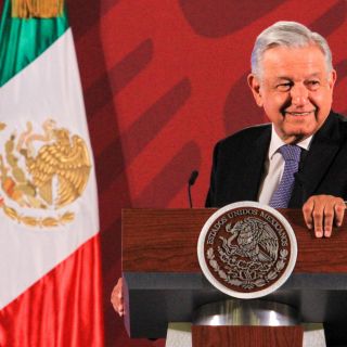 López Obrador accede a besos y abrazos pese a recomendaciones por coronavirus
