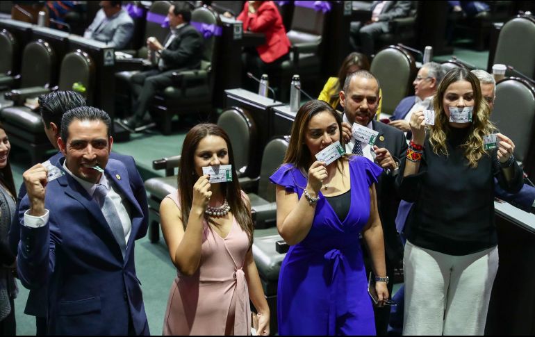 Diputados del PAN subieron a tribuna con las réplicas de los billetes del sorteo del próximo 15 de septiembre en sus bocas para después romperlos. SUN / D. Simón