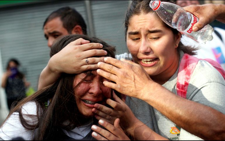 Mujer alcanzada por gas pimienta arrojado por la policía antidisturbios. La ONU recomendó desarrollar nuevos protocolos policiales para garantizar el uso adecuado de la fuerza. EFE/S. Silva