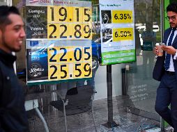 Los mercados mundiales se desplomaron después del endurecimiento global de las medidas para frenar la expansión del coronavirus. En la jornada, el tipo de cambio tocó un nuevo máximo histórico de 22.97 pesos por dólar. AFP/R. Arangua