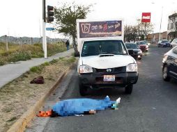 El responsable del incidente conducía una camioneta Nissan color blanco, que pertenece a la empresa Barcel. ESPECIAL
