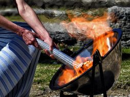 La llama fue encendida el jueves en el sitio original de los juegos en la Olimpia antigua en una ceremonia reducida. EFE / V. Psomas