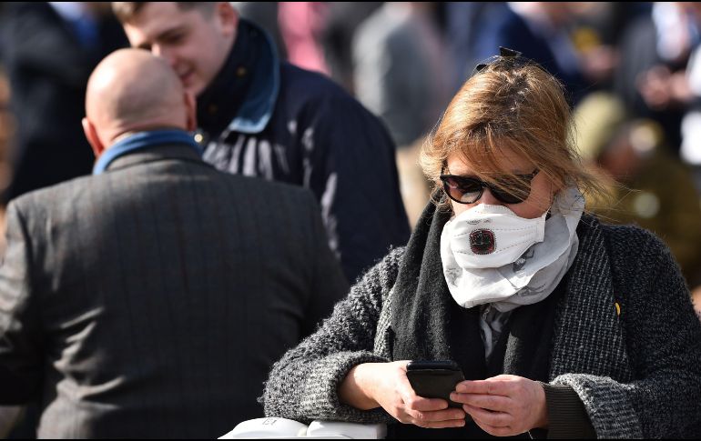 Limpiar los teléfonos es una de muchas medidas recomendadas por los expertos para tratar de frenar la propagación del coronavirus. AFP/G. Kirk