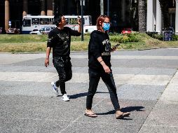 Una mujer con tapaboca camina este viernes por calles de Montevideo, en Uruguay. EFE/R. Martínez