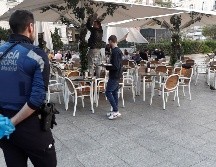 Una terraza en el centro de Madrid luce desierta este viernes. EFE