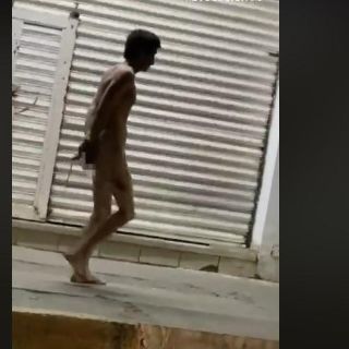 Obligan a delincuentes a caminar desnudos en Apatzingán, Michoacán
