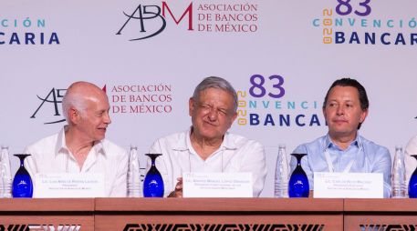 López Obrador durante su asistencia en la 83 Convención Nacional Bancaria, acompañado de Luis Niño de Rivera, presidente de la Asociación de Bancos de México y Carlos Rojo Macedo, presidente ejecutivo de la Asociación de Bancos de México. NOTIMEX/G. LUNA