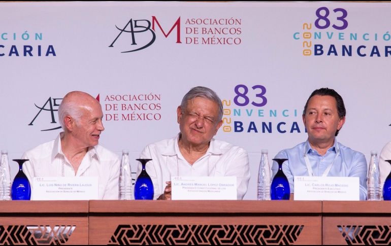López Obrador durante su asistencia en la 83 Convención Nacional Bancaria, acompañado de Luis Niño de Rivera, presidente de la Asociación de Bancos de México y Carlos Rojo Macedo, presidente ejecutivo de la Asociación de Bancos de México. NOTIMEX/G. LUNA