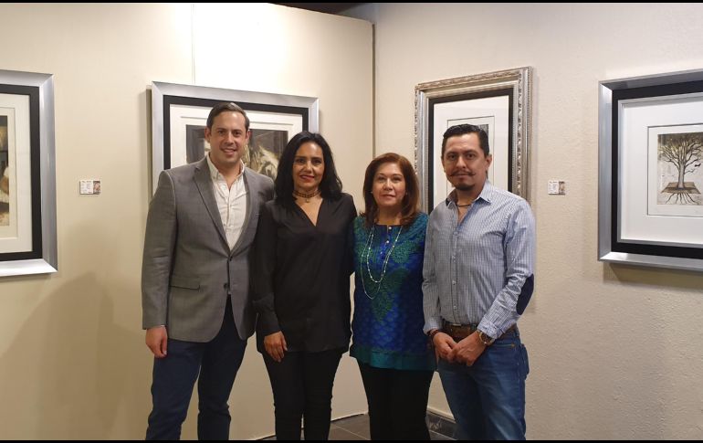 De izquierda a derecha: Guillermo Villarreal, vicepresidente de Arte y Cultura Canaco Guadalajara, y los artistas Tamis Leal Barceló, Cristina Partida y Javier Blancas. EL INFORMADOR/N. Gutiérrez