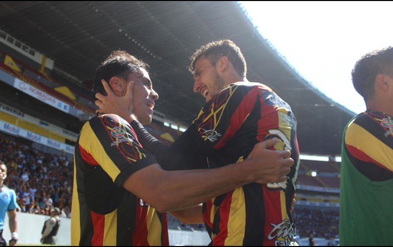 Omar Bravo y Rodrigo Godínez celebran en la cancha del estadio Jalisco. IMAGO7