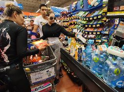 Las tiendas de autoservicio en la metrópoli ya registran largas filas con cientos de clientes que llenan sus carritos de artículos de primera necesidad. EL INFORMADOR/A. Camacho