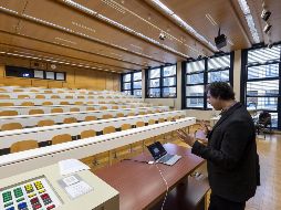 La UdeG y otras universidades de Jalisco impartirán clases virtuales desde la próxima semana, una medida que ya se utiliza en otros países. EFE/J. Bott