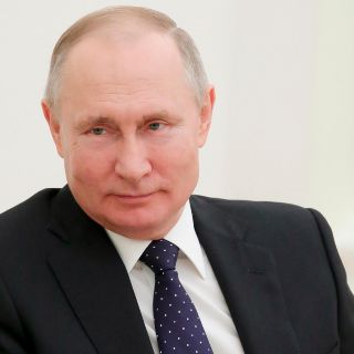 Putin firma ley para modificar Carta Magna rusa