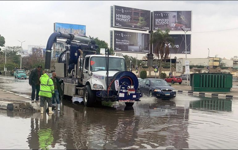 Egipto no tiene un sistema integral de drenaje de aguas pluviales. Se basa en una red de drenaje de 105 años para extraer agua de lluvia. EFE / EPA / K. Elfiqi