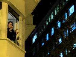 Desde muchas ventanas, terrazas y balcones de viviendas de Madrid, ciudadanos aplaudieron durante varios minutos y agitaron trapos y pañuelos blancos para apoyar la labor de los profesionales. EFE/F. Alvarado